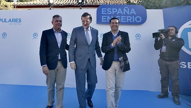 José Luis Sanz, Mariano Rajoy y Juan Bueno, este martes en Tomares