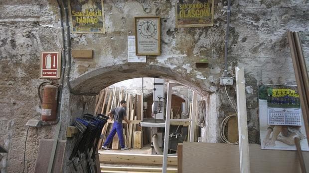 Una carpintería ubicada en una de las bóvedas de la calle San Germán