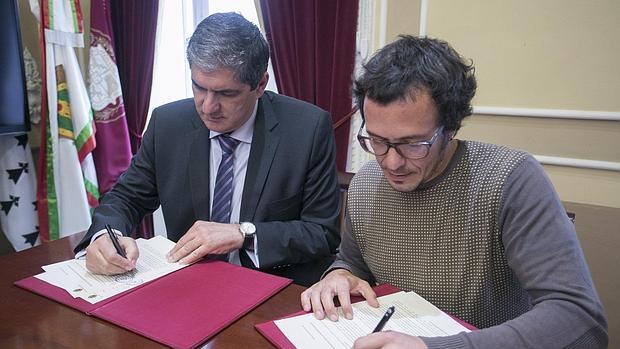 El juez decano, Pablo Sánchez, y el alcalde, José María González, durante la firma del protocolo