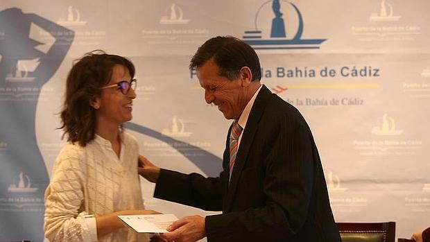 La periodista de LA VOZ Mercedes Morales recoge el Premio Puerto de Cádiz