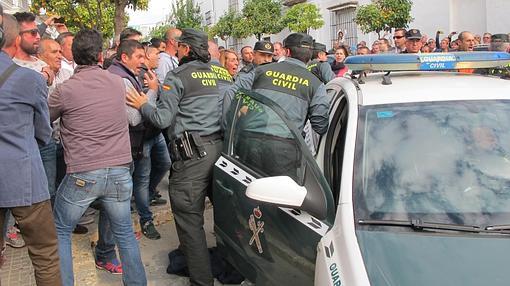Los vecinos increpan al detenido que estaba en ese momento en el coche