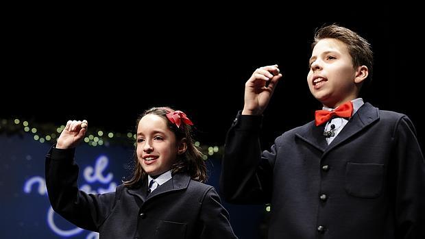 Los nniños de San Ildefonso cantando el segundo premio