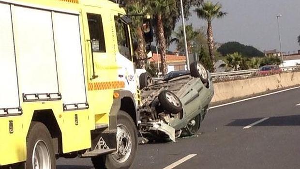 Pierde el control del coche, vuelca y se empotra contra la mediana en Algeciras