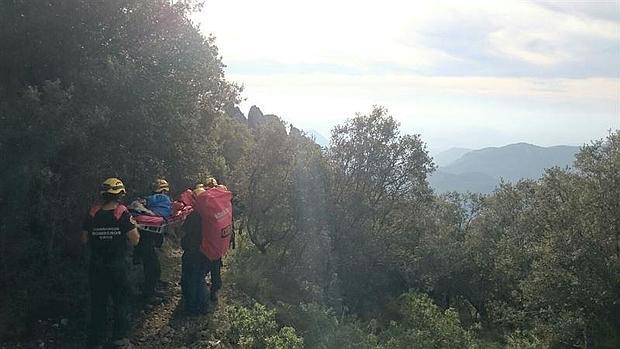 Bomberos trasladan a una mujer herida en el sendero del Torreón en Grazalema