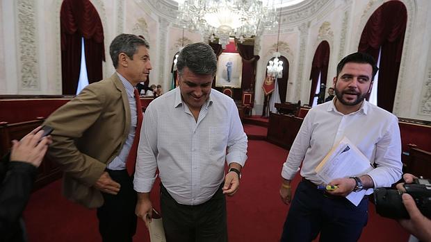 Juan Manuel Pérez Dorao, Ignacio Romaní y Fran González, en el salón de Plenos.