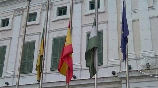 Banderas a media asta en el Ayuntamiento portuense