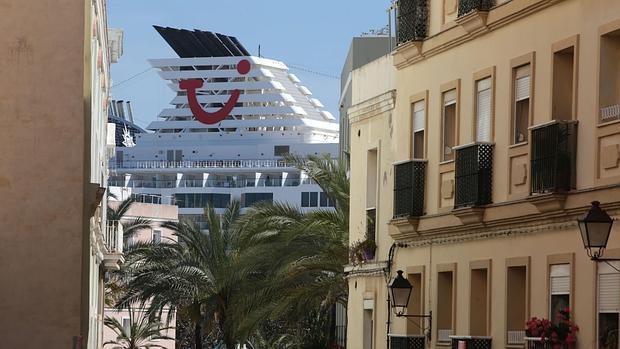 Estampas de cruceros tan altos como edificios, habituales ya en Cádiz.