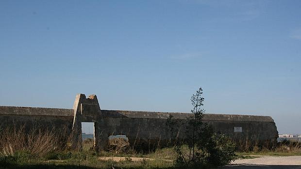 El Cementerio de los Ingleses certifica su deterioro con la caída de uno de sus muros