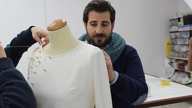 Julián Ortiz dirige su taller en la avenida María Auxiliadora de Utrera