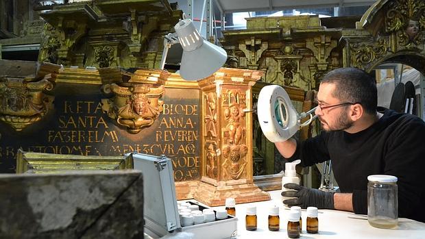 Los fieles sufragan la restauración del retablo de Santa Ana, una joya del Renacimiento en Alcalá del Río