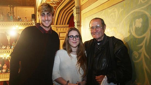 La familia del coplero de Santa María también acudió al teatro