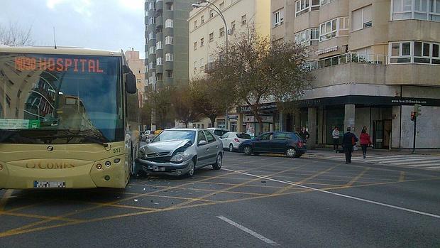 Un autobús y un turismo colisionan en la Avenida de Cádiz