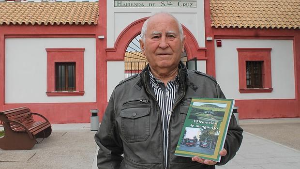 Manuel Malaver con su autobiografía «Memorias de menganito»