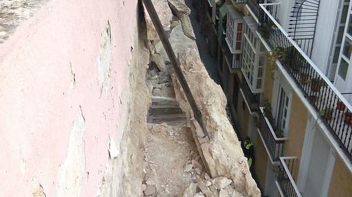 Sanean una cornisa tras caerse un trozo de más de tres metros en la calle Buenos Aires