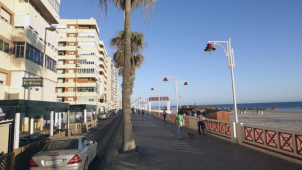 Una joven recorre Cádiz intentando estafar a vecinos y cofradías