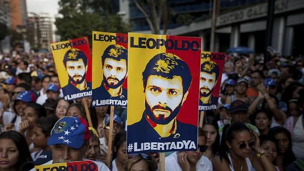 Carteles con la imagen del líder opositor Leopoldo López