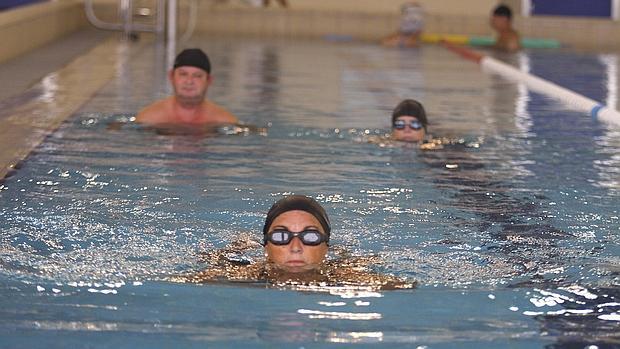 Usuarios del Polideportivo Ciudad de Cádiz practicando natación.