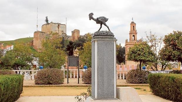 El Gallo de Morón en el Paseo con el Castillo y San Miugel de fondo