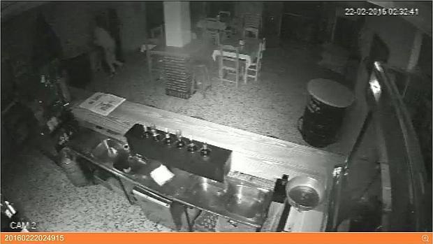 Una cámara de seguridad capta el momento en que un ladrón accede al bar Rocío, en Los Palacios, el pasado lunes