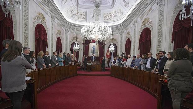 Los asistentes al Pleno guardaron un minuto de silencio por las víctimas de la violencia de género al comienzo de la sesión.