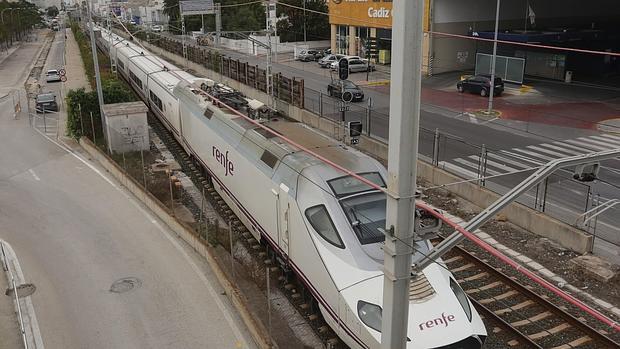 Paso del Alvia por la estación de Cortadura