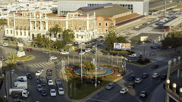 Al fondo, la parcela que reclama el Ayuntamiento, junto a la estación, y que se explota como parking y terminal de autobuses