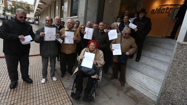 Protesta de las asociaciones de vecinos ante Eléctrica de Cádiz