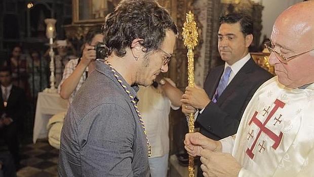 El alcalde de Cádiz recibiendo la medella del Nazareno