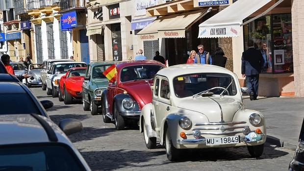 Coches clásicos por las calles de Utrera