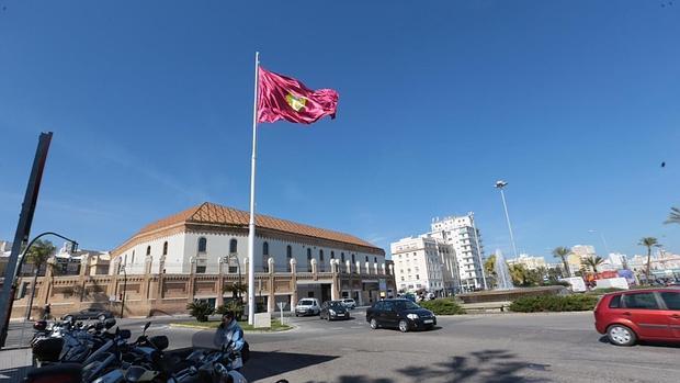 La bandera de la paz todavía no ondea en la plaza de Sevilla