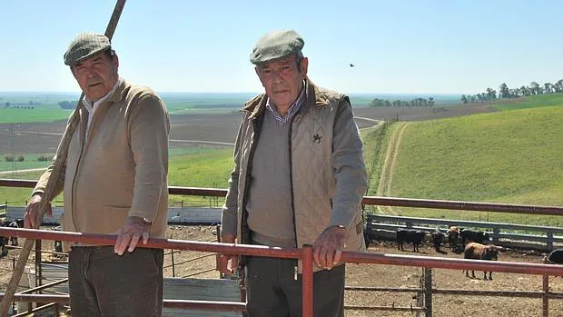 Manuel Martínez y Julio Burgos, picador de 77 años, en la Venta el Tentaero