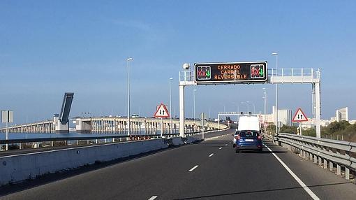 Las obras en la glorieta del segundo puente sorprenden a los conductores