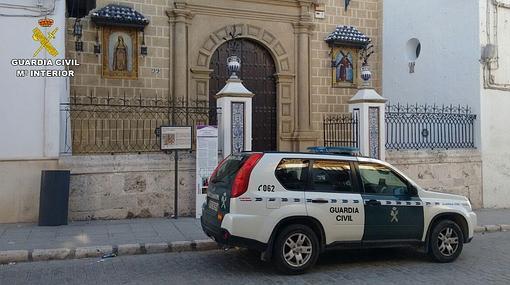 Un patrullero de la Guardia Civil en la puerta de la iglesia de Osuna