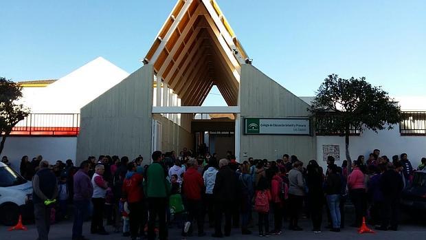 Padres y aluimnos durante la huelga convocada a las puertas del CEIP Los Sauces, de El Saucejo