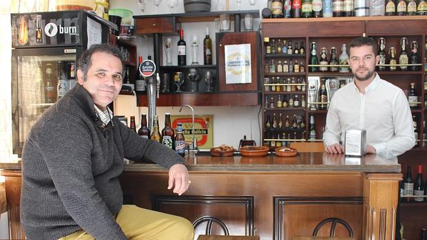 Padre e hijo en el local de Fuente es de Andalucia donde ofrecen todo tipo de cervezas