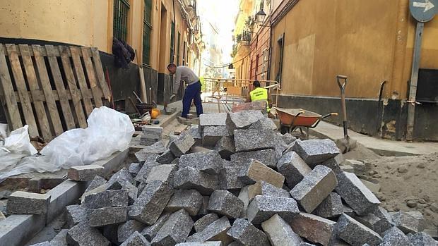 Mejoran multitud de calles y vías con trabajos de asfaltado y repintado de señales