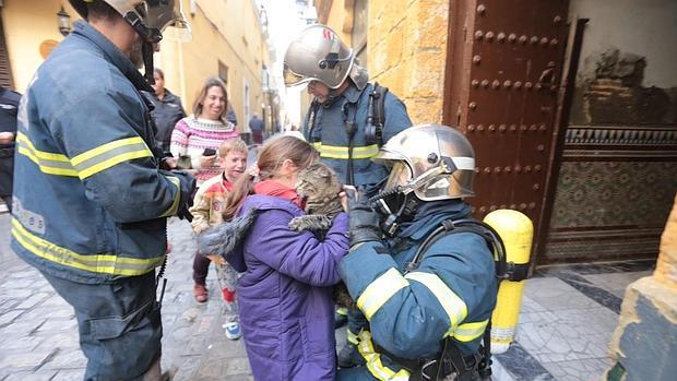 Los bomberos devuelven la mascota a su dueña