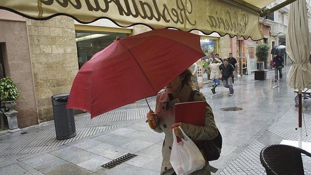 Un chaparrón torrencial sorprende a los gaditanos