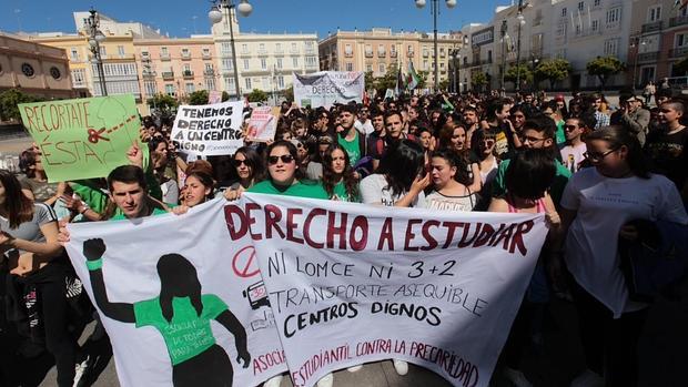 Cabeza de la manifestación de estudiantes hoy en las calles de Cádiz.