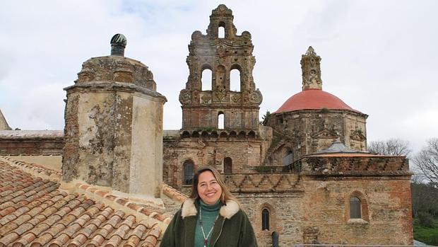 Carolina Bourquin, delante del monasterio de la Cartuja de Cazalla