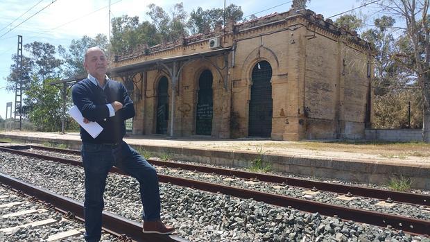 Diego León, cronista de Aznalcázar, en la estación abandonada