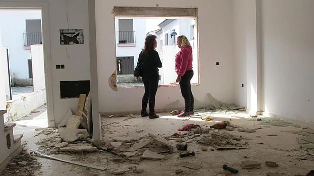 Elisabet Borbones y María Teresa Gallego, en el interior de una de las casas saqueadas