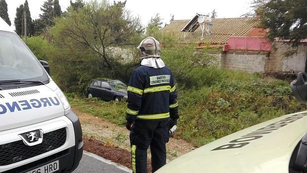 Rescatada una mujer que había quedado atrapada en su coche en Doña Blanca