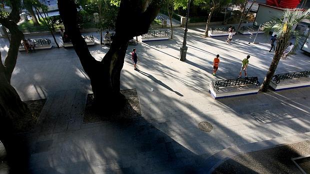 Detienen a un hombre en busca y captura cuando intentaba forzar una vivienda en la Plaza Mina