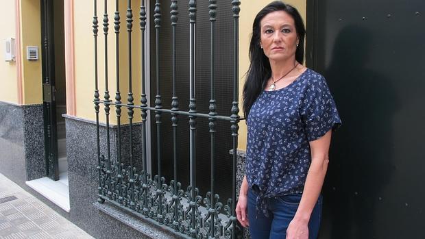 Carmen Dorado, en la fachada de la vivienda donde vive y que puede perder