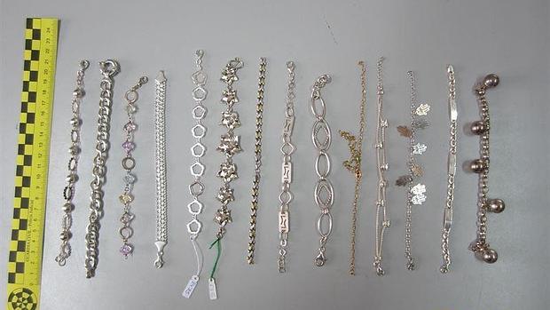 Algunas de las joyas recuperadas tras el atraco a una anciana en La Algaba
