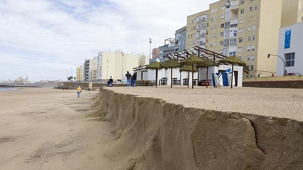 Costas analizará los daños del temporal en las playas de Cádiz pero no contempla una regeneración