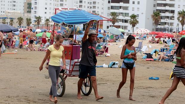 La polémica de las banderas azules no da respiro a Turismo