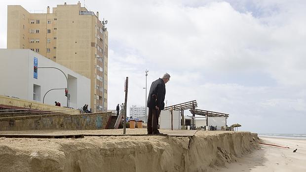 Los negocios de playa en Cádiz, al borde de un abismo de arena