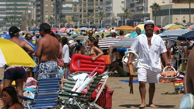 El Ayuntamiento de Cádiz desestima la denuncia presentada por 18 vendedores de playa